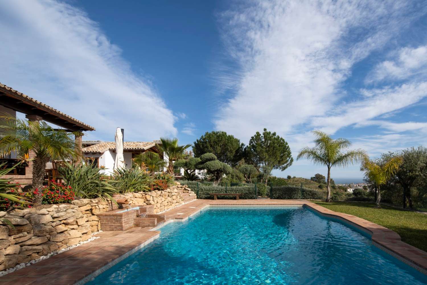 Exceptional independent villa with panoramic sea views!