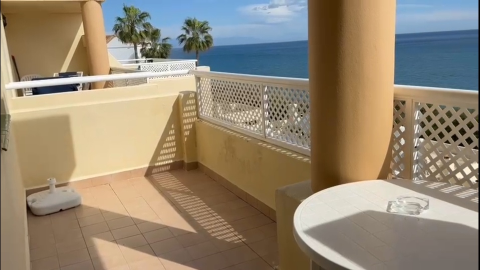 1 bedroom apartment with frontal sea views!