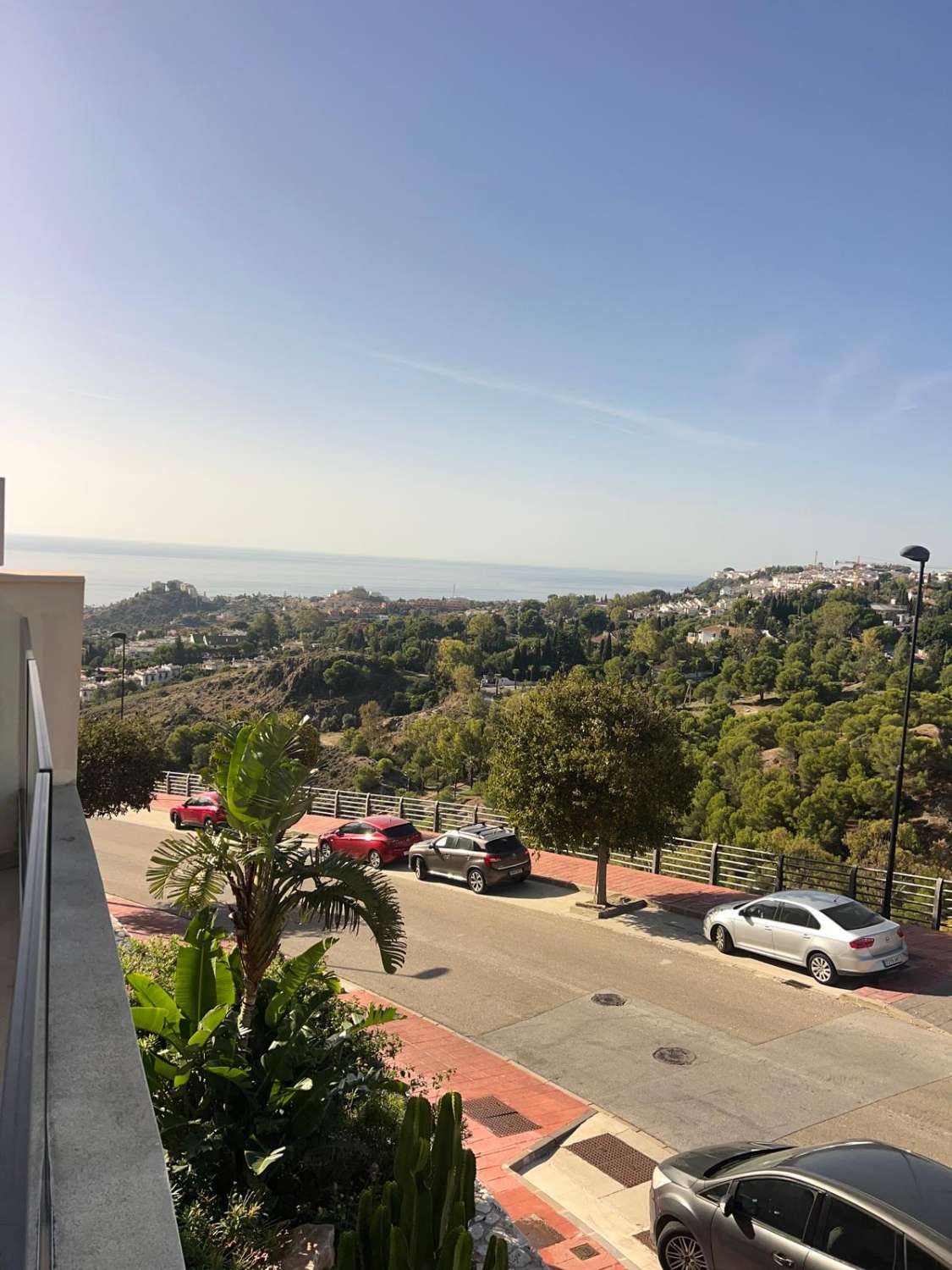 Larga temporada! Bajo con jardín y vistas al mar.