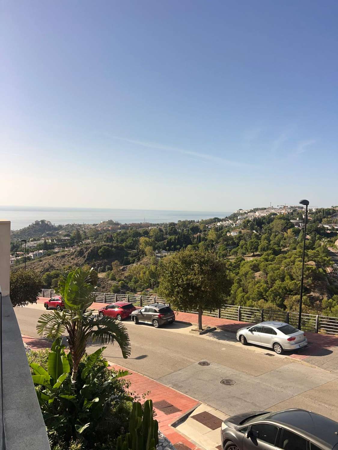 Larga temporada! Bajo con jardín y vistas al mar.