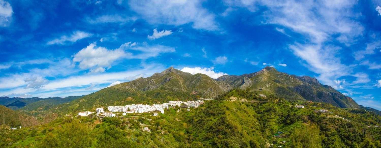 Hermosos adosados con vistas panorámicas en Sierra Blanca, Istán!