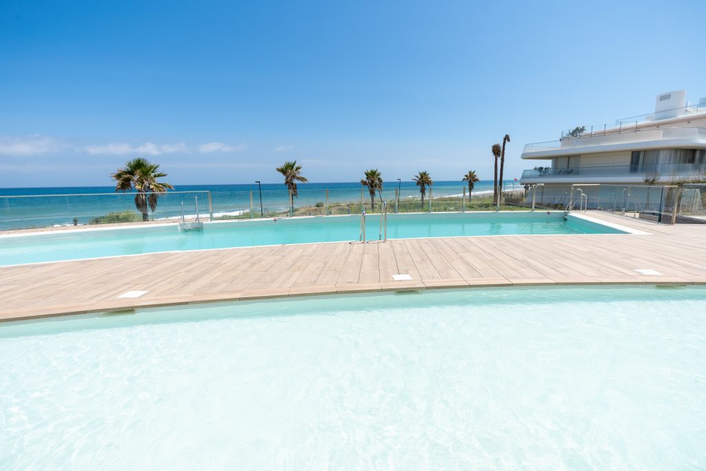 Excelente urbanización de lujo en primera línea de playa!