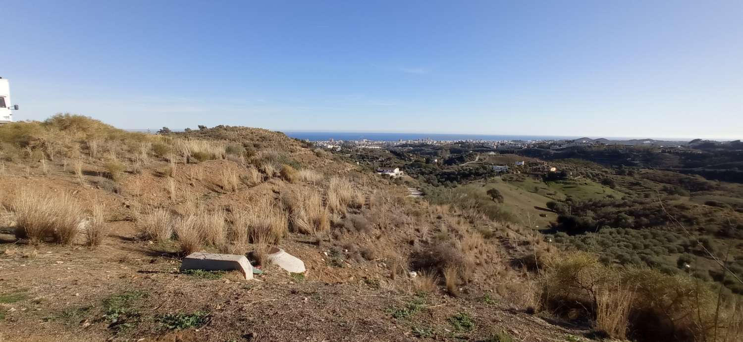 Hermosa parcela con vistas al mar en La Sierra, Mijas!