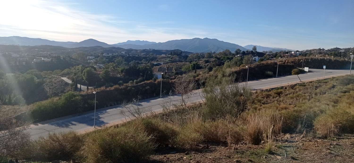 Beautiful plot with sea and mountain views in Mijas!
