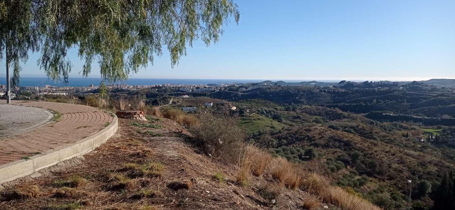 Vacker tomt med utsikt över havet och bergen i Mijas!