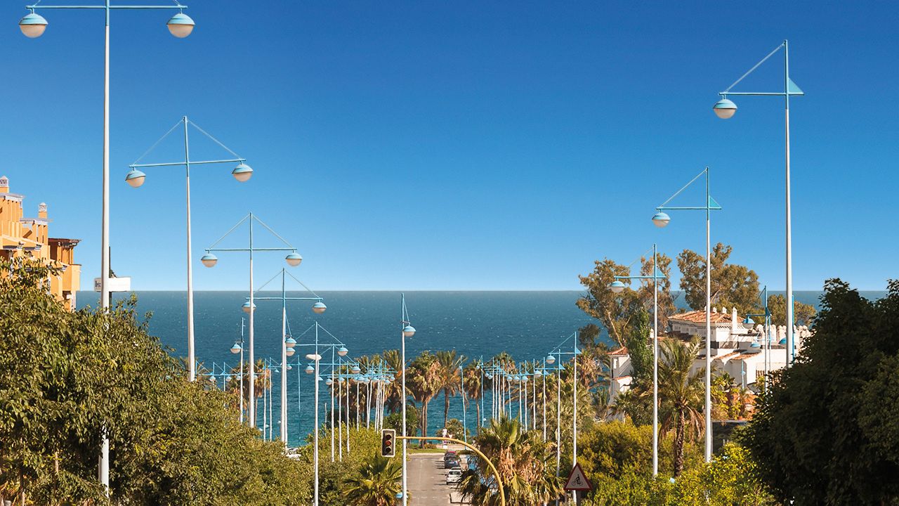 Rymliga nybyggda lägenheter och takvåningar nära stranden och Puerto Banús!