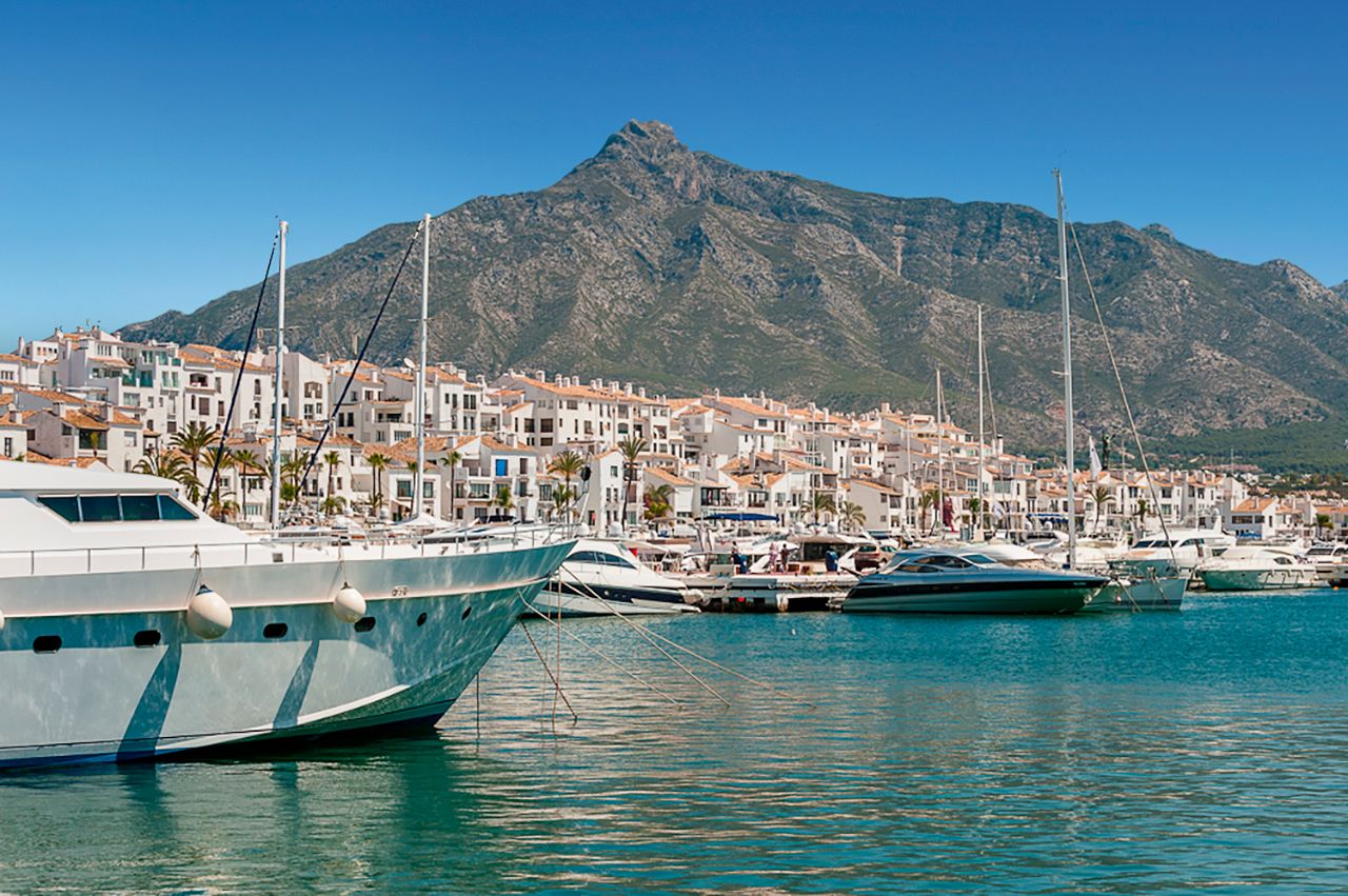 Amplios pisos y áticos de nueva construcción cerca de la playa y de Puerto Banús!