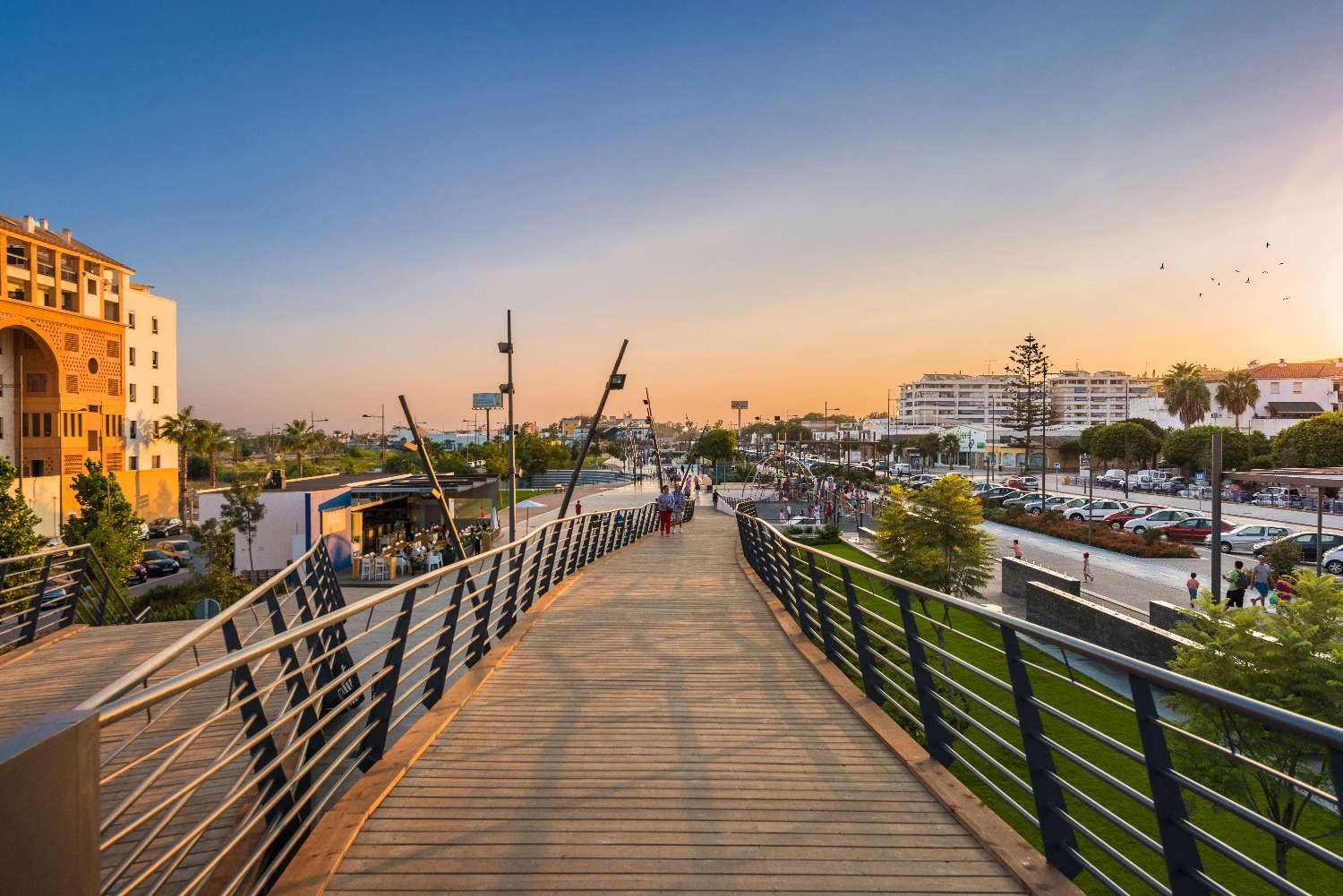 Rymliga nybyggda lägenheter och takvåningar nära stranden och Puerto Banús!