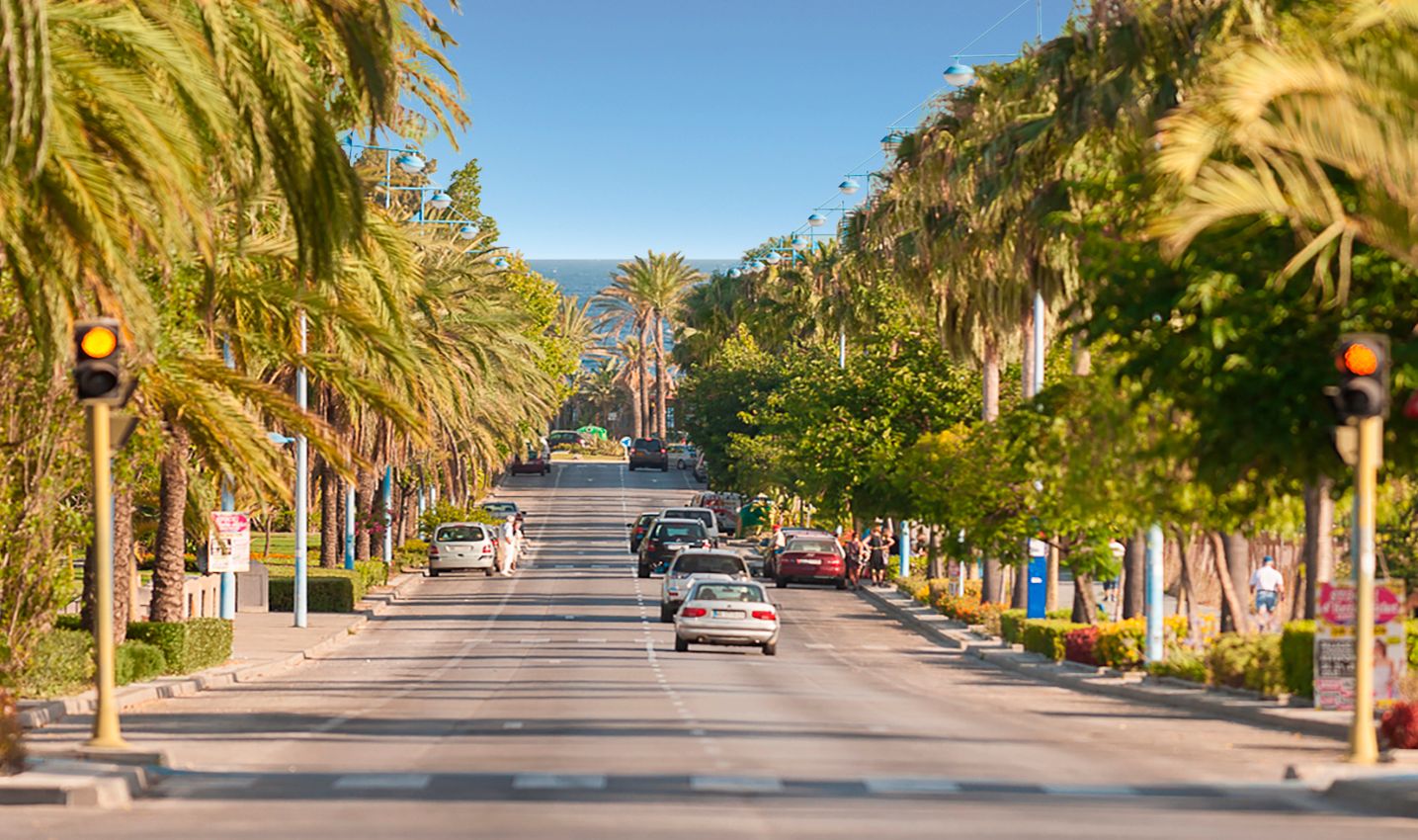 Rymliga nybyggda lägenheter och takvåningar nära stranden och Puerto Banús!