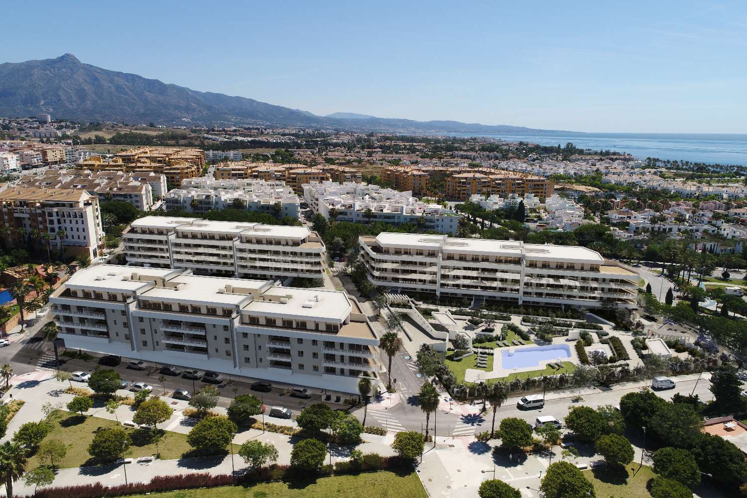 Rymliga nybyggda lägenheter och takvåningar nära stranden och Puerto Banús!