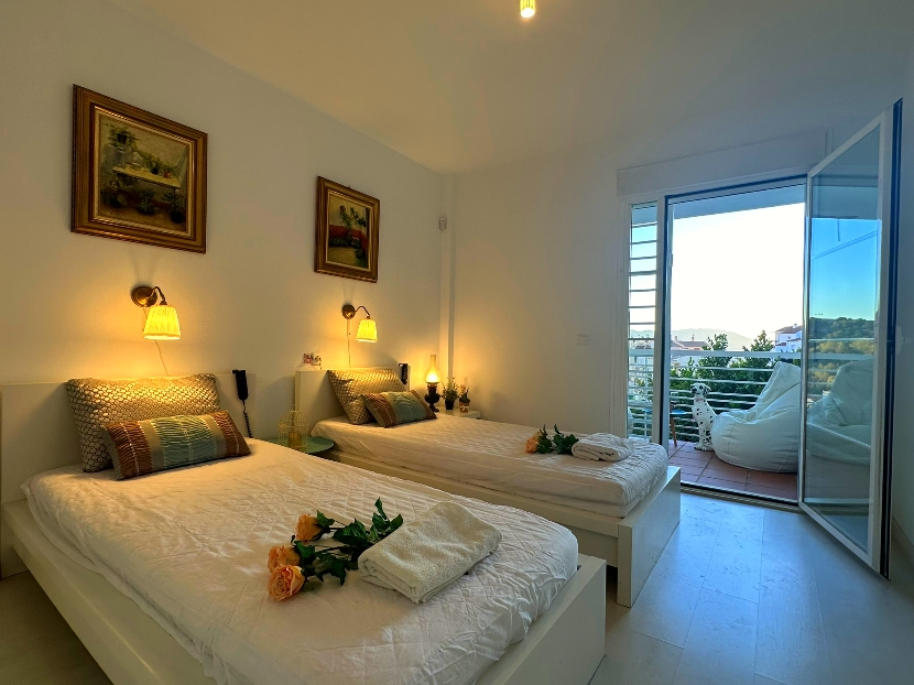 Vackert hörnradhus med utsikt över Gibralfaro slott, Malaga!