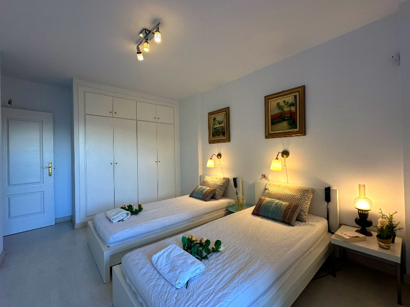 Vackert hörnradhus med utsikt över Gibralfaro slott, Malaga!