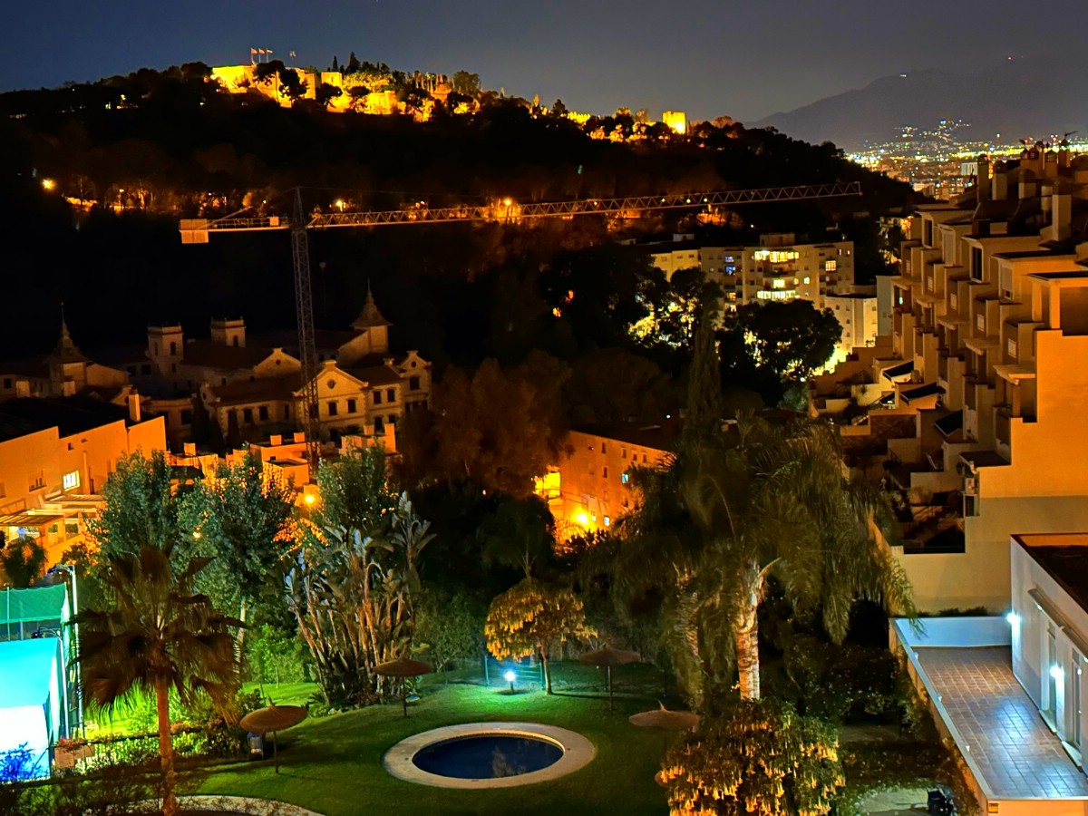 Vackert hörnradhus med utsikt över Gibralfaro slott, Malaga!