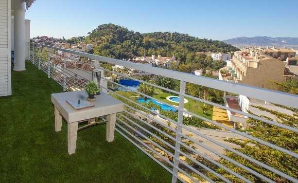 Vackert hörnradhus med utsikt över Gibralfaro slott, Malaga!