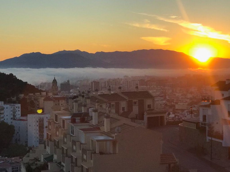 Vackert hörnradhus med utsikt över Gibralfaro slott, Malaga!