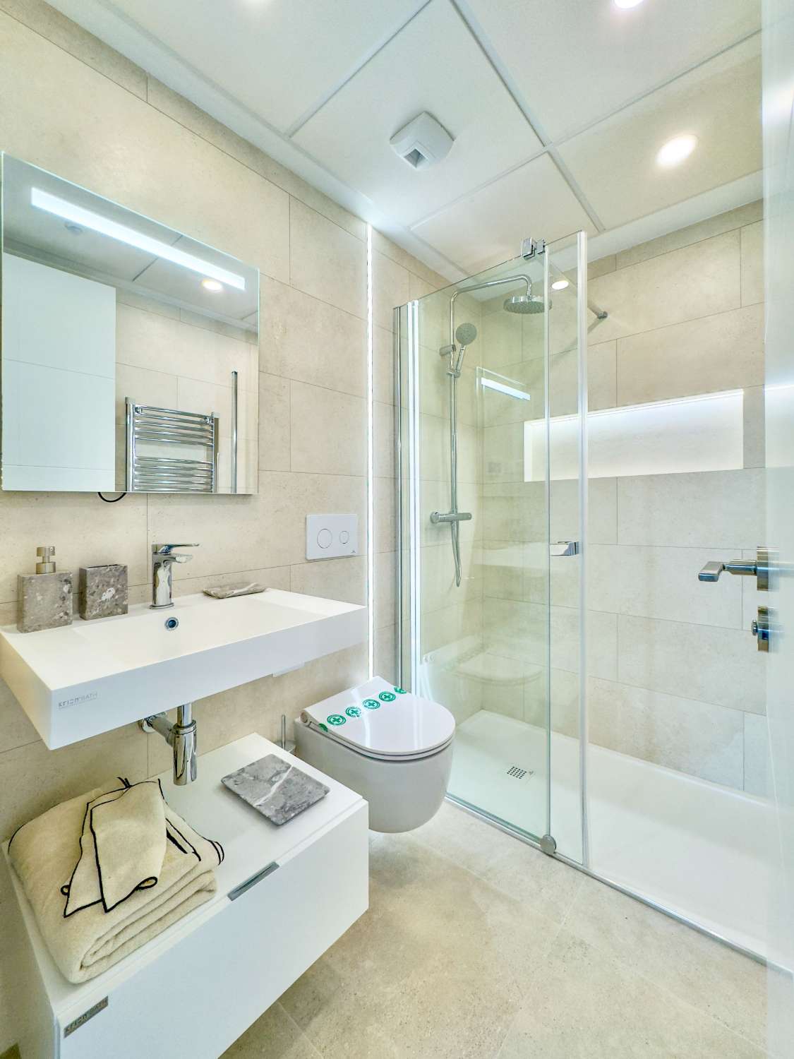 Utmärkta helt nya lägenheter i Fuengirola, 150 meter från stranden!