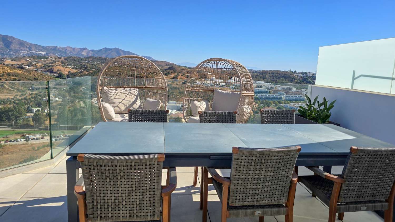 Hermoso ático con vistas al mar en La Cala!