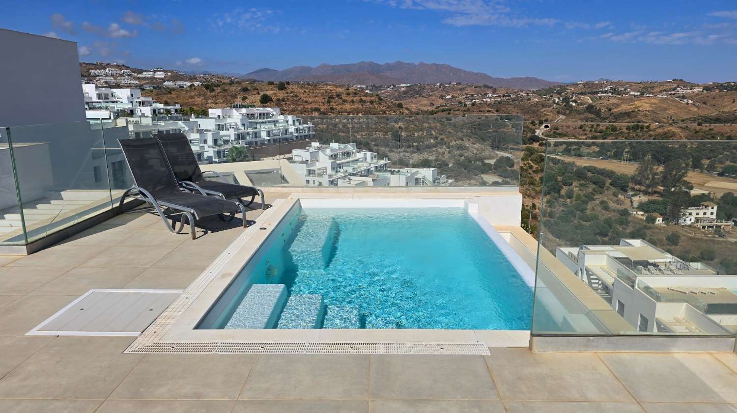 Hermoso ático con vistas al mar en La Cala!