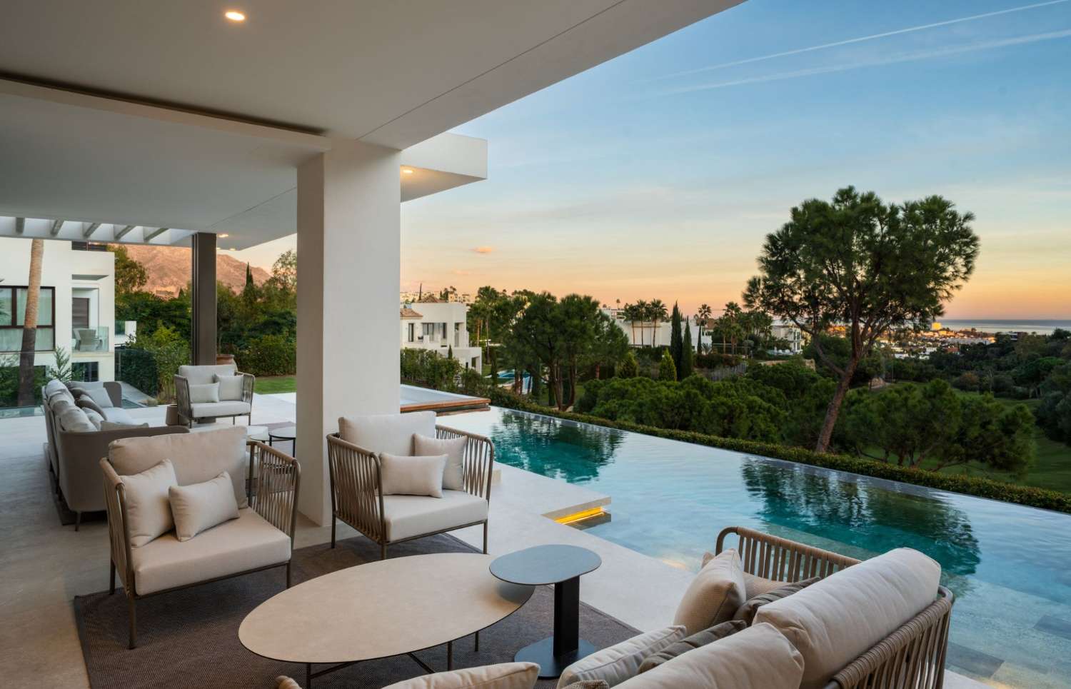 Hermosa villa de lujo con vistas al mar en La Quinta!